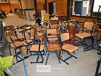 ± 35 houten schoolstoelen