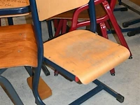 ± 35 houten schoolstoelen - afbeelding 2 van  6