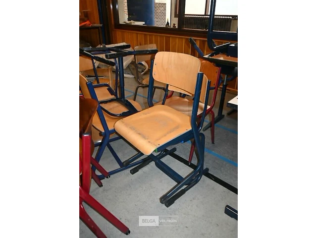 ± 35 houten schoolstoelen - afbeelding 3 van  6