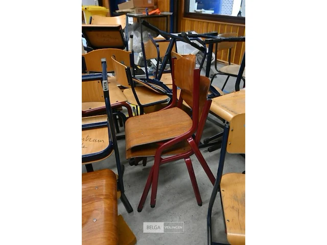 ± 35 houten schoolstoelen - afbeelding 4 van  6