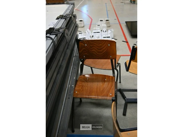 ± 35 houten schoolstoelen - afbeelding 5 van  6