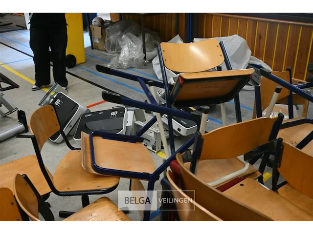 ± 35 houten schoolstoelen - afbeelding 6 van  6