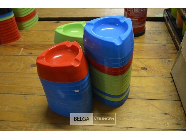 ±35 plastieken asbakken - afbeelding 1 van  2
