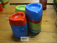 ±35 plastieken asbakken - afbeelding 1 van  2