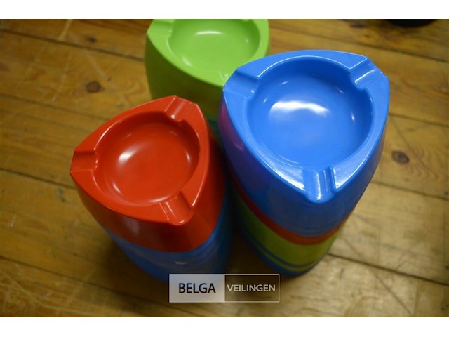 ±35 plastieken asbakken - afbeelding 2 van  2