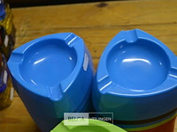 ±35 plastieken asbakken - afbeelding 2 van  2