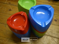 ±35 plastieken asbakken - afbeelding 2 van  2