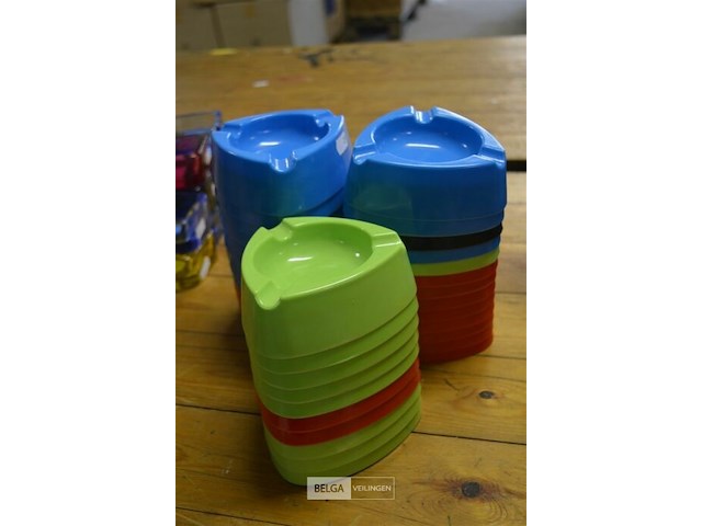±35 plastieken asbakken - afbeelding 1 van  2