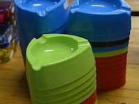 ±35 plastieken asbakken - afbeelding 1 van  2