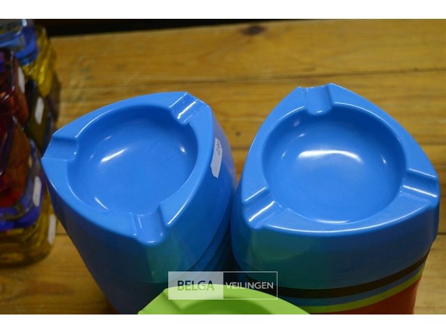 ±35 plastieken asbakken - afbeelding 2 van  2