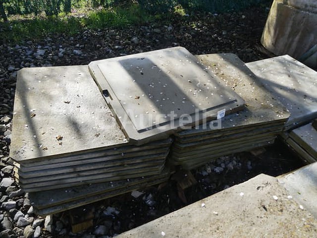 36 betonnen deksels 70x70 cm - afbeelding 1 van  5