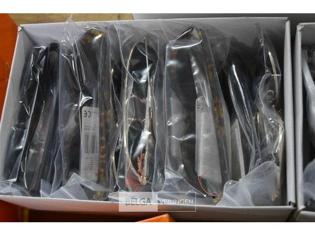 ±36 zonnebrillen - afbeelding 2 van  4