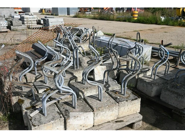 ± 37 fietsbeugel in betonnen voet - afbeelding 1 van  6