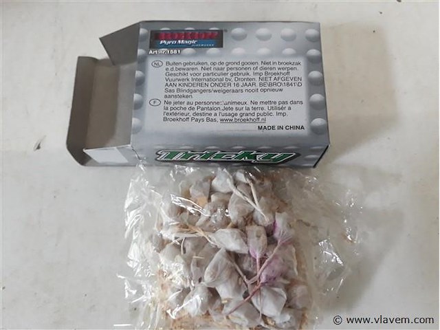 37 x knallertjes in doosje - afbeelding 2 van  2