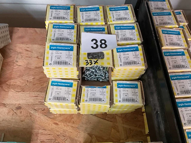 38 doosjes schroeven - afbeelding 1 van  3