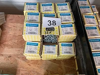38 doosjes schroeven