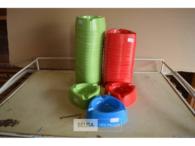 ±39 plastieken asbakken - afbeelding 1 van  2