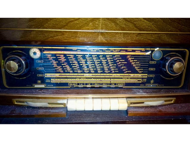 3d klang oude radio / platenspeler - afbeelding 3 van  4