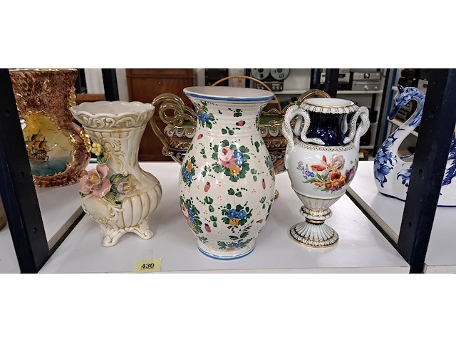 3vazen en een tafelstuk - afbeelding 1 van  2