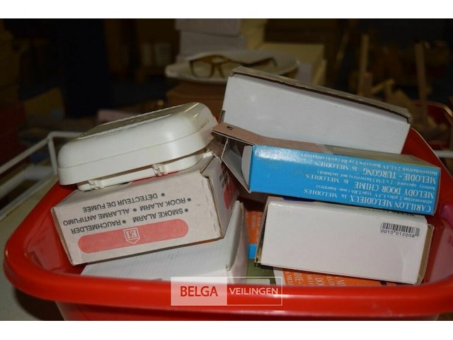 3x deurbel, rookdetektor, sirene met blauwe lamp, 4x switch box hdmi - afbeelding 1 van  3