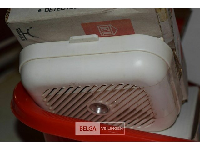 3x deurbel, rookdetektor, sirene met blauwe lamp, 4x switch box hdmi - afbeelding 3 van  3