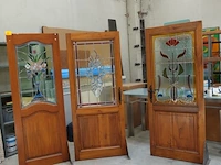3x diverse houten deuren met glasramen