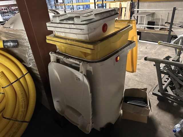 3x diverse vuilcontainers - afbeelding 1 van  1