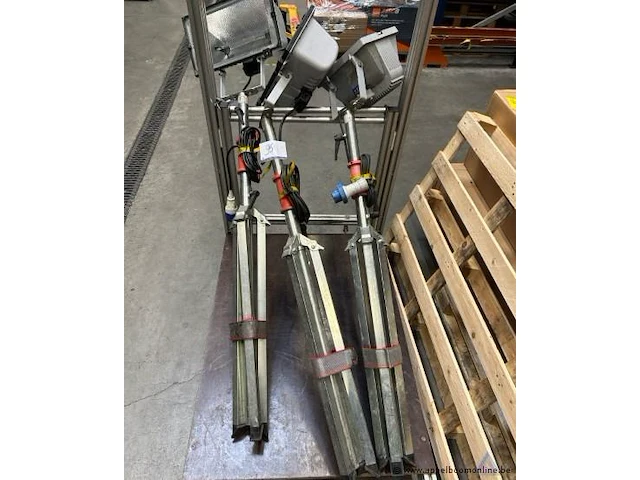 3x halogeenstraler op statief sbp spider 1500/ii, 1500 w, ip65, 1.500 w. werking niet gekend. - afbeelding 1 van  4