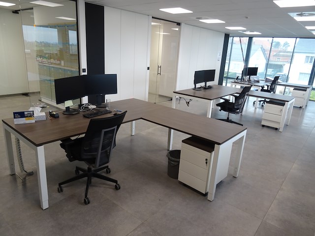 3x hoekbureau + 3x ladekastje en 3x bureaustoel - afbeelding 1 van  5