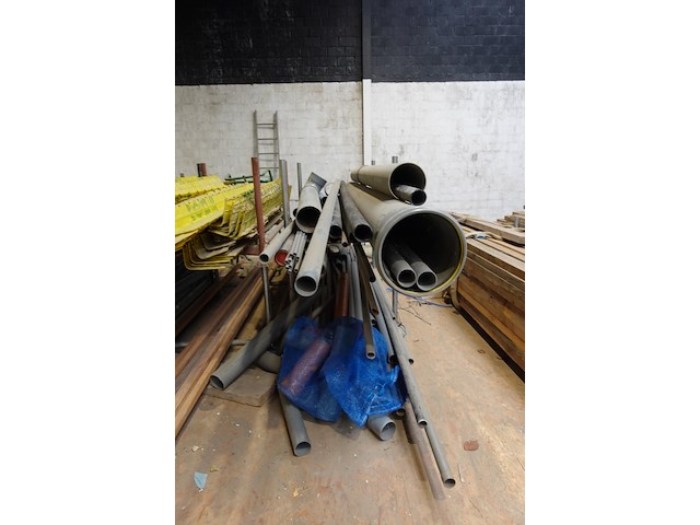 3x houder met diverse pvc buizen - afbeelding 1 van  7