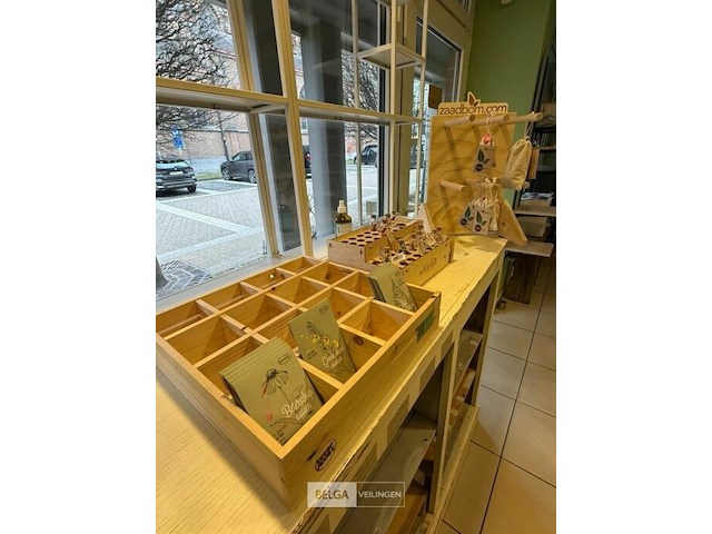 3x houten display met inhoud - afbeelding 1 van  4