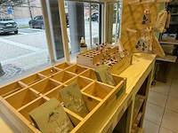 3x houten display met inhoud