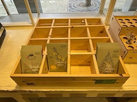 3x houten display met inhoud - afbeelding 2 van  4