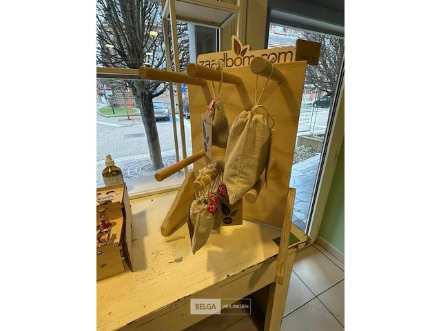 3x houten display met inhoud - afbeelding 4 van  4