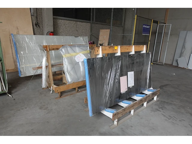 3x houten glasbok + inhoud - afbeelding 1 van  4