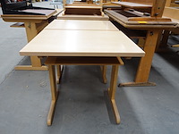3x houten lessenaar + 6x diverse houten kinderstoelen - afbeelding 1 van  4