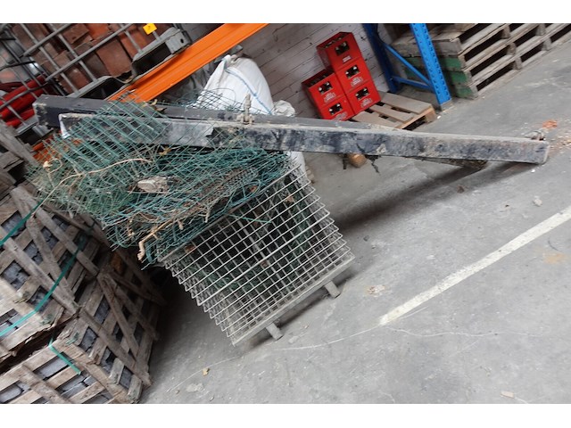 3x kunststof palletbox + oude metalen - afbeelding 2 van  11