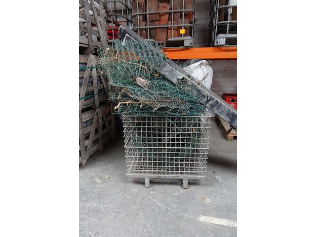 3x kunststof palletbox + oude metalen - afbeelding 3 van  11