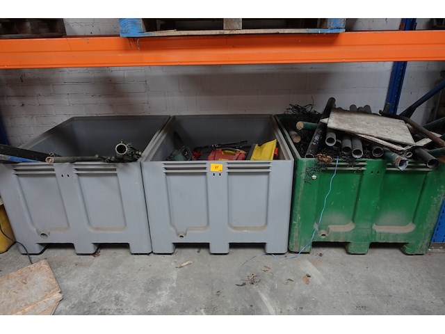 3x kunststof palletbox + oude metalen - afbeelding 1 van  11
