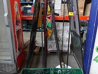 3x metalen affichepaneel + kast