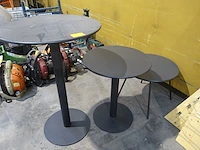 3x metalen tafel