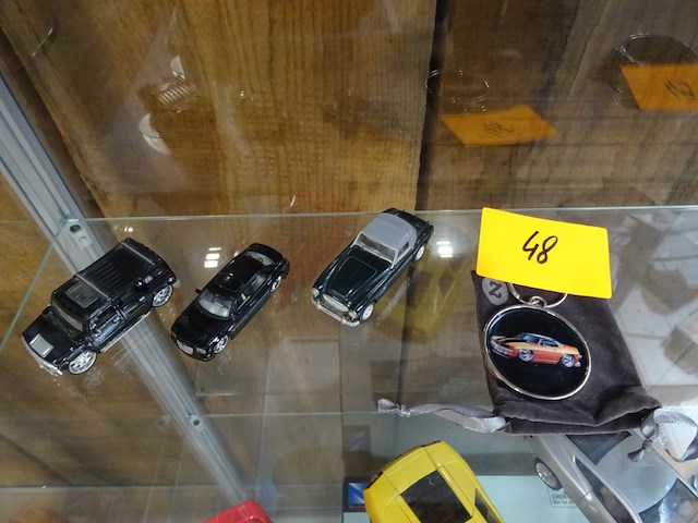 3x miniatuur auto + sleutelhanger - afbeelding 1 van  3