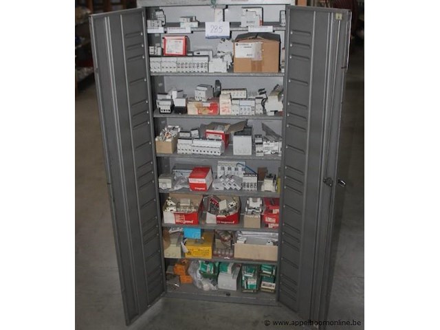 3x opbergkast met diverse elektrische componenten en bevestigingsmaterialen, diverse elektrische componenten (o.a. automaten, relais, contactoren) en bevestigingsmaterialen (o.a. schroeven, bouten, moeren), werking niet gekend - afbeelding 1 van  9