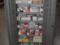 3x opbergkast met diverse elektrische componenten en bevestigingsmaterialen, diverse elektrische componenten (o.a. automaten, relais, contactoren) en bevestigingsmaterialen (o.a. schroeven, bouten, moeren), werking niet gekend - afbeelding 1 van  9