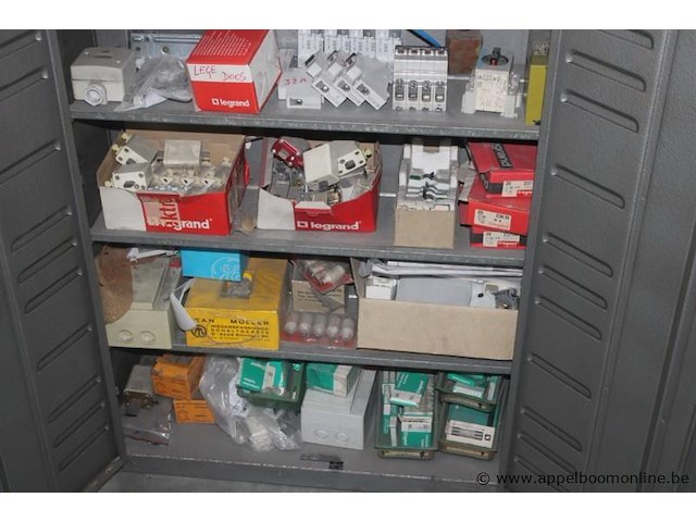 3x opbergkast met diverse elektrische componenten en bevestigingsmaterialen, diverse elektrische componenten (o.a. automaten, relais, contactoren) en bevestigingsmaterialen (o.a. schroeven, bouten, moeren), werking niet gekend - afbeelding 2 van  9