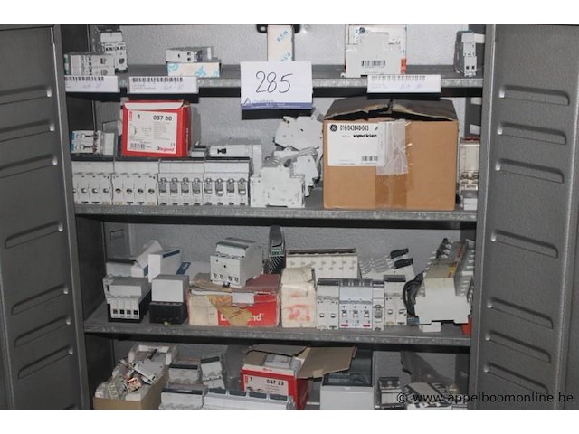 3x opbergkast met diverse elektrische componenten en bevestigingsmaterialen, diverse elektrische componenten (o.a. automaten, relais, contactoren) en bevestigingsmaterialen (o.a. schroeven, bouten, moeren), werking niet gekend - afbeelding 3 van  9