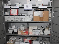 3x opbergkast met diverse elektrische componenten en bevestigingsmaterialen, diverse elektrische componenten (o.a. automaten, relais, contactoren) en bevestigingsmaterialen (o.a. schroeven, bouten, moeren), werking niet gekend - afbeelding 3 van  9