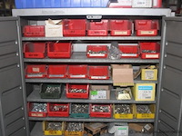 3x opbergkast met diverse elektrische componenten en bevestigingsmaterialen, diverse elektrische componenten (o.a. automaten, relais, contactoren) en bevestigingsmaterialen (o.a. schroeven, bouten, moeren), werking niet gekend - afbeelding 9 van  9