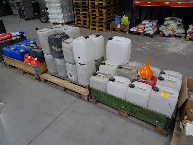 3x pallet diverse bidons - afbeelding 1 van  4