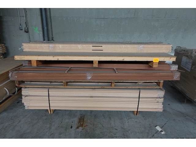 3x pallet diverse houten deurlijsten - afbeelding 1 van  4